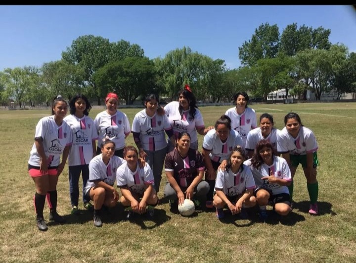 Fútbol femenino: El Club de Veteranos realiza beneficios para la compra de camisetas