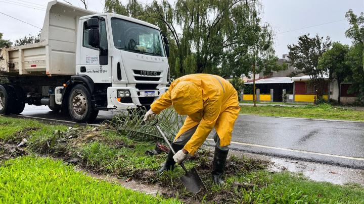 Cuadrillas municipales trabajan en la limpieza de desagües y bocas de tormenta