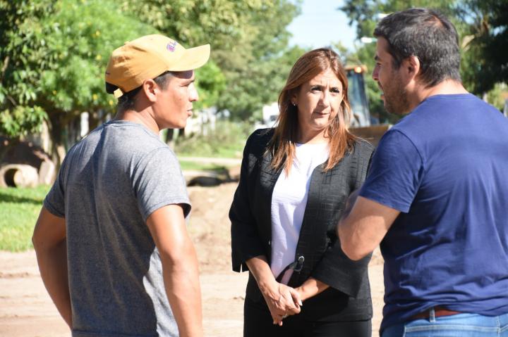 La intendenta visitó la obra de pavimentación en la Vecinal General Paz