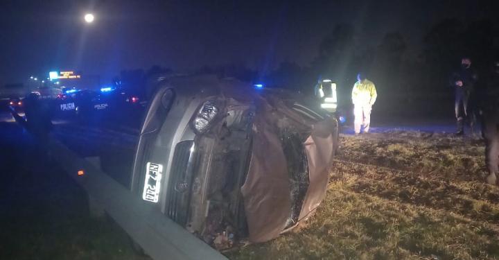A la altura de Santo Tomé: accidente y vuelco en la autopista Santa Fe Rosario