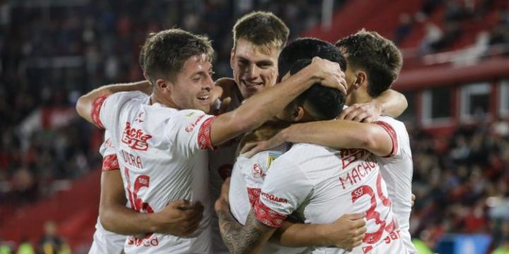 Unión derrotó 1-0 a Huracán y salió del fondo de la tabla 