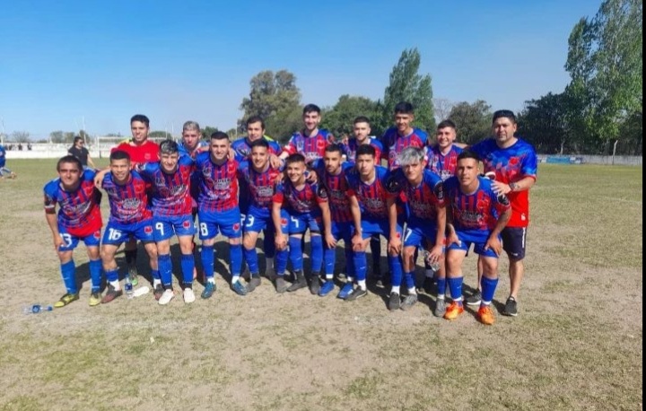 Fútbol por el ascenso: En un duelo de santotomesinos,  Atenas buscará la victoria ante Los Piratitas. 