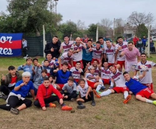 Fútbol por el ascenso: Vecinal Gálvez volvió a ganar y sigue como único líder 