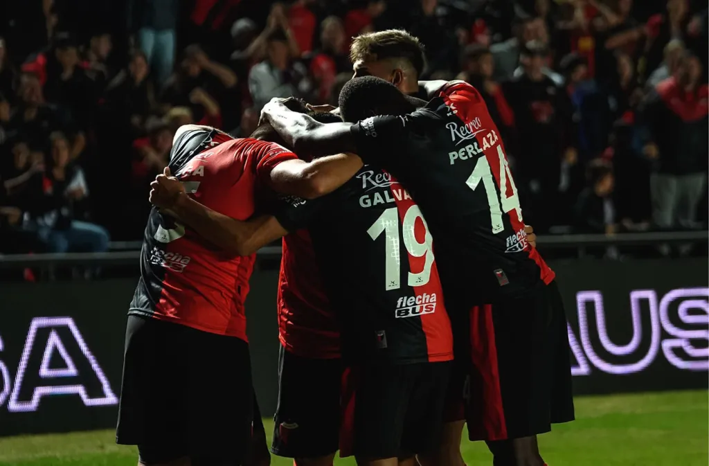 Desde las 21:30, Colón visita a River en búsqueda de levantar cabeza