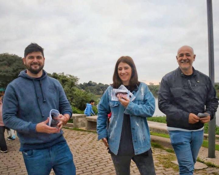 Josefina Viano, junto a Rodolfo Sasia, 34 años, empleado bancario, partido solidario  y a  Fernando Buniva, 51 años, encargado de IAPOS Santo Tomé.