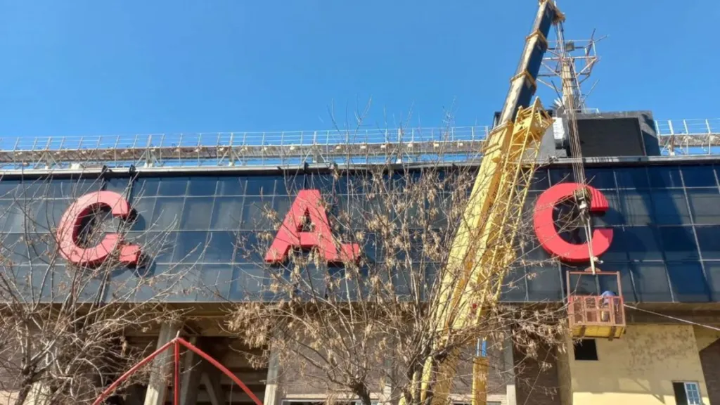Colón renovó las letras corpóreas de la fachada 
