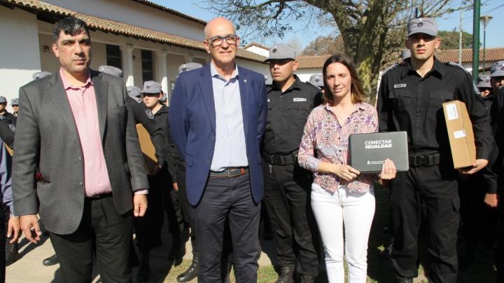 La provincia entregó netbooks a cadetes del Instituto de Seguridad Pública de la provincia