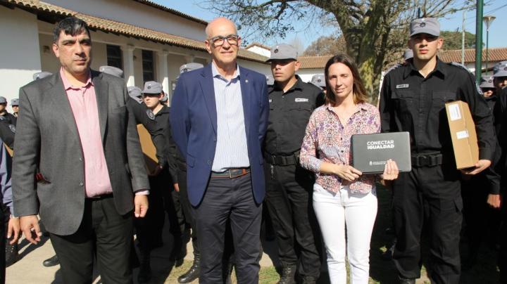 La provincia entregó netbooks a cadetes del Instituto de Seguridad Pública de la provincia