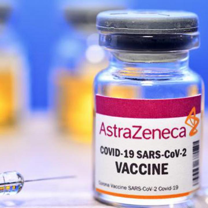 Este martes se aplica segunda dosis de AztraZeneca a adultos mayores