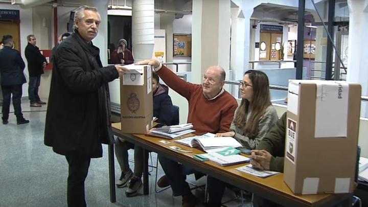 El presidente Fernández al momento de sufragar