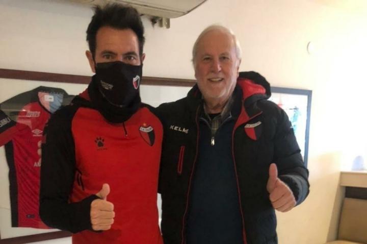 Colón oficializó la renovación de Eduardo Domínguez