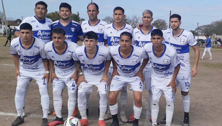 Atenas ganó de visitante y sigue sosteniendo el sueño del ascenso
