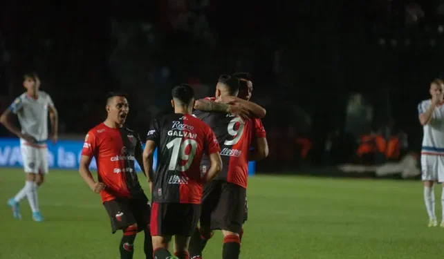 Colón se despertó a tiempo y ganó un duelo clave frente Argentinos Juniors
