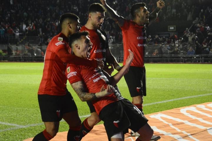 Obligado a ganar, desde las 16, Colón visita a Arsenal