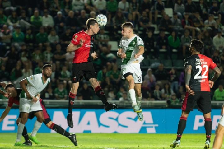 Colón perdió sobre el final y quedó en zona de descenso