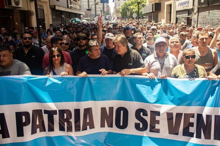 FESTRAM estuvo presente en la masiva movilización de los trabajadores contra el DNU