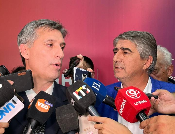 Los ministros Olivares y Bastía fueron los encargados de comunicar el aumento