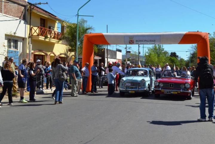 Con autos clásicos y antiguos llega la “Vuelta Santo Tomás de Aquino” 