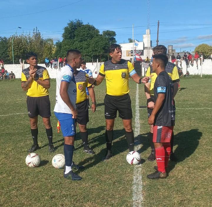 Ascenso: Floresta ganó 2 a 0 y es puntero en el campeonato