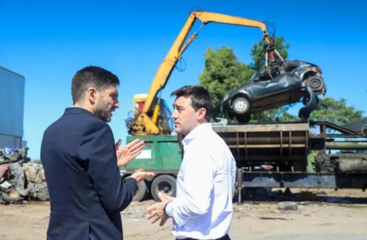 Aprad compactó vehículos y autopartes en el predio que posee en nuestra ciudad