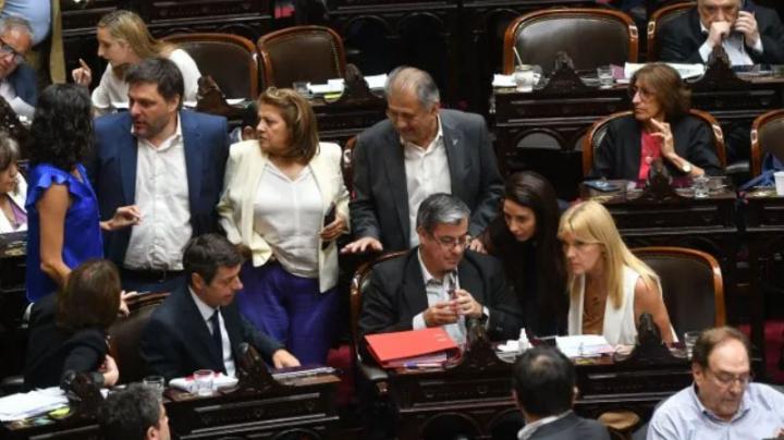 Aumento de sueldos en el Senado: UxP presentó un proyecto para fijar tope de haberes