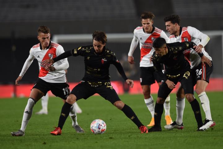 Colón demostró por qué es el último campeón y venció a River 