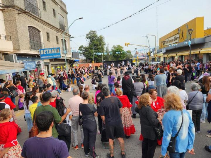 Se realizó la 3ª Feria Comercial y Kermesse en el sector de las avenidas