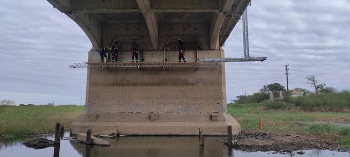 Se recuperan los andamios vandalizados entre los arcos del Puente Carretero