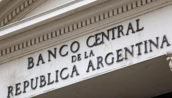 ¿Chau dolarización?: el BCRA confirma que se encamina hacia la competencia de monedas