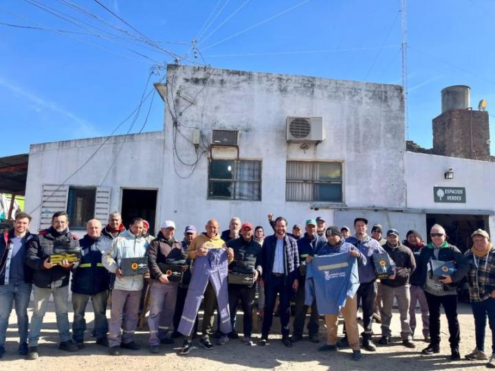 El intendente Weiss Ackerley entregó ropa de trabajo a empleados municipales