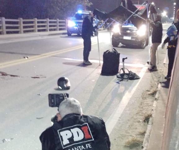 Un suboficial de la policía perdió la vida en el Puente Carretero luego de derrapar con su moto