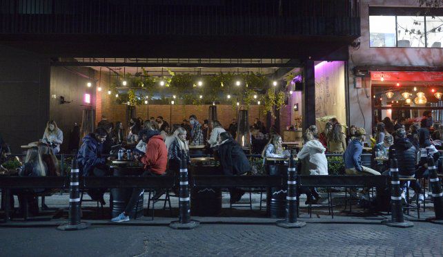 Los bares funcionarán hasta las 12 de la noche y permitirán las reuniones sociales de hasta 10 personas