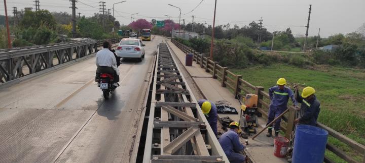 El paso por el puente permanecerá aún más restringido hasta las 16 horas
