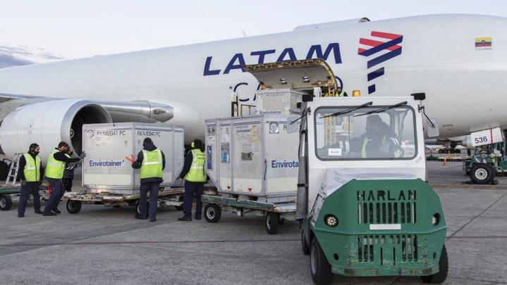 Llegó un vuelo con más de 800 mil dosis de AstraZeneca y Argentina llegó a casi 42 millones de vacunas