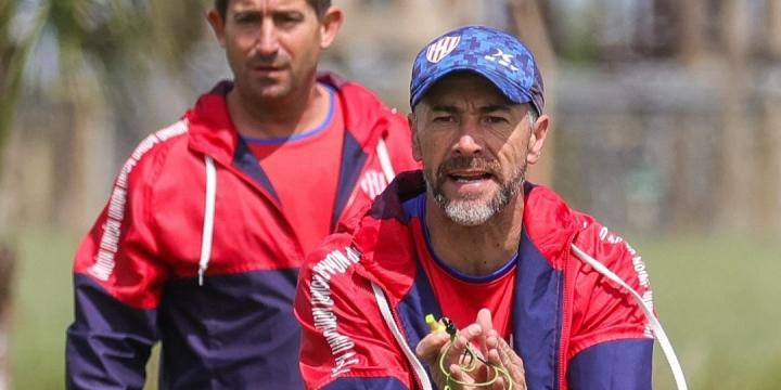 Kily González deberá realizar dos cambios obligados en el equipo para el choque contra Huracán