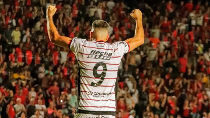 Colón, sin brillar, venció 2-1 a Nueva Chicago