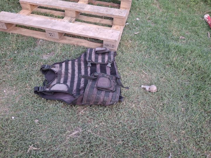Impactante hallazgo: un vecino encontró una granada dentro de un chaleco policial