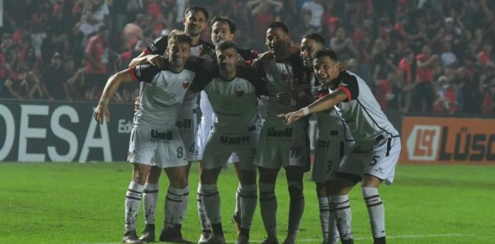 Con más garra que fútbol, Colón derrotó 2-1 a Chaco For Ever y es puntero en su zona