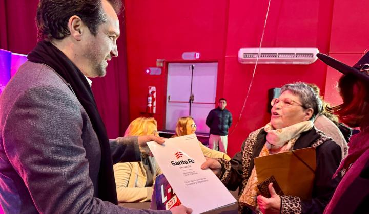 72 familias santotomesinas recibieron las escrituras de sus viviendas