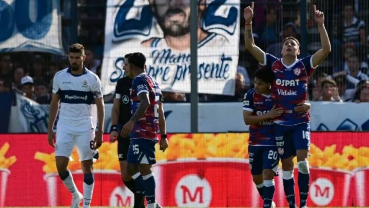 Unión derrotó 3-1 a Gimnasia y lidera el grupo A del torneo de Primera División