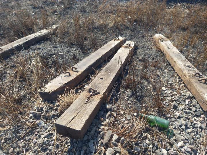 Detenidos mientras intentaban sustraer durmientes de las vías del ferrocarril