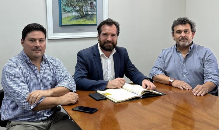 Norberto Carosso junto al intendente municipal