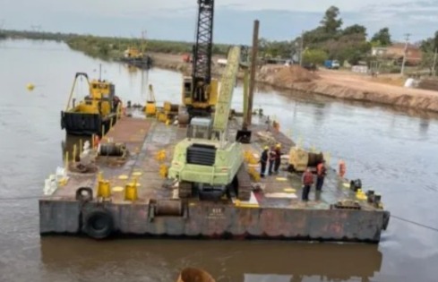 La barcaza ya opera bajo el puente Carretero y sobre el río Salado