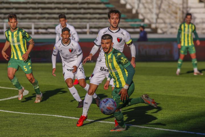 Aldosivi goleó a Colón por 3-0 