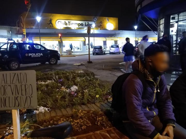 Policías evitan que un joven se quite la vida